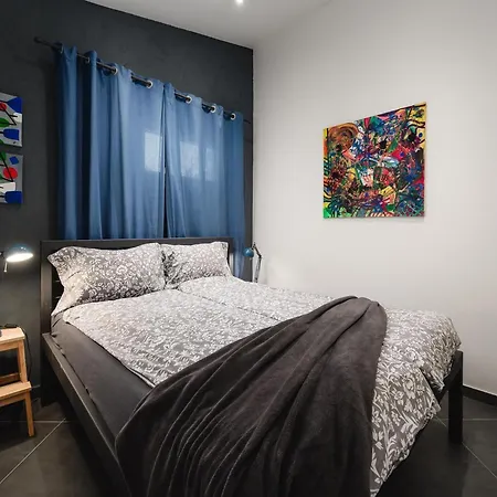 Urban Black Apartment *