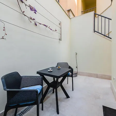 Urban Black Apartment *