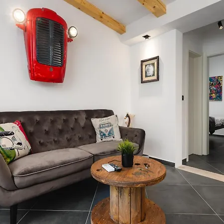 Urban Black Apartment Porec