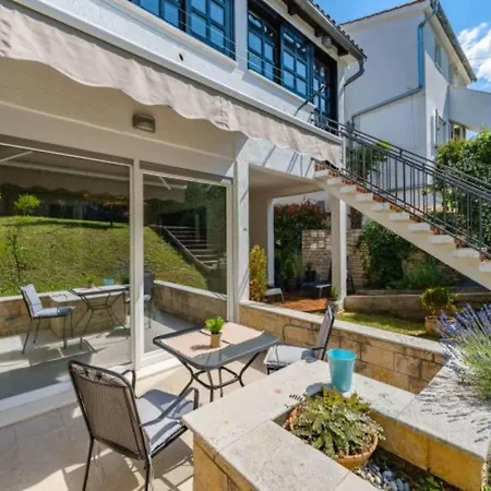 Urban Black Apartment Porec